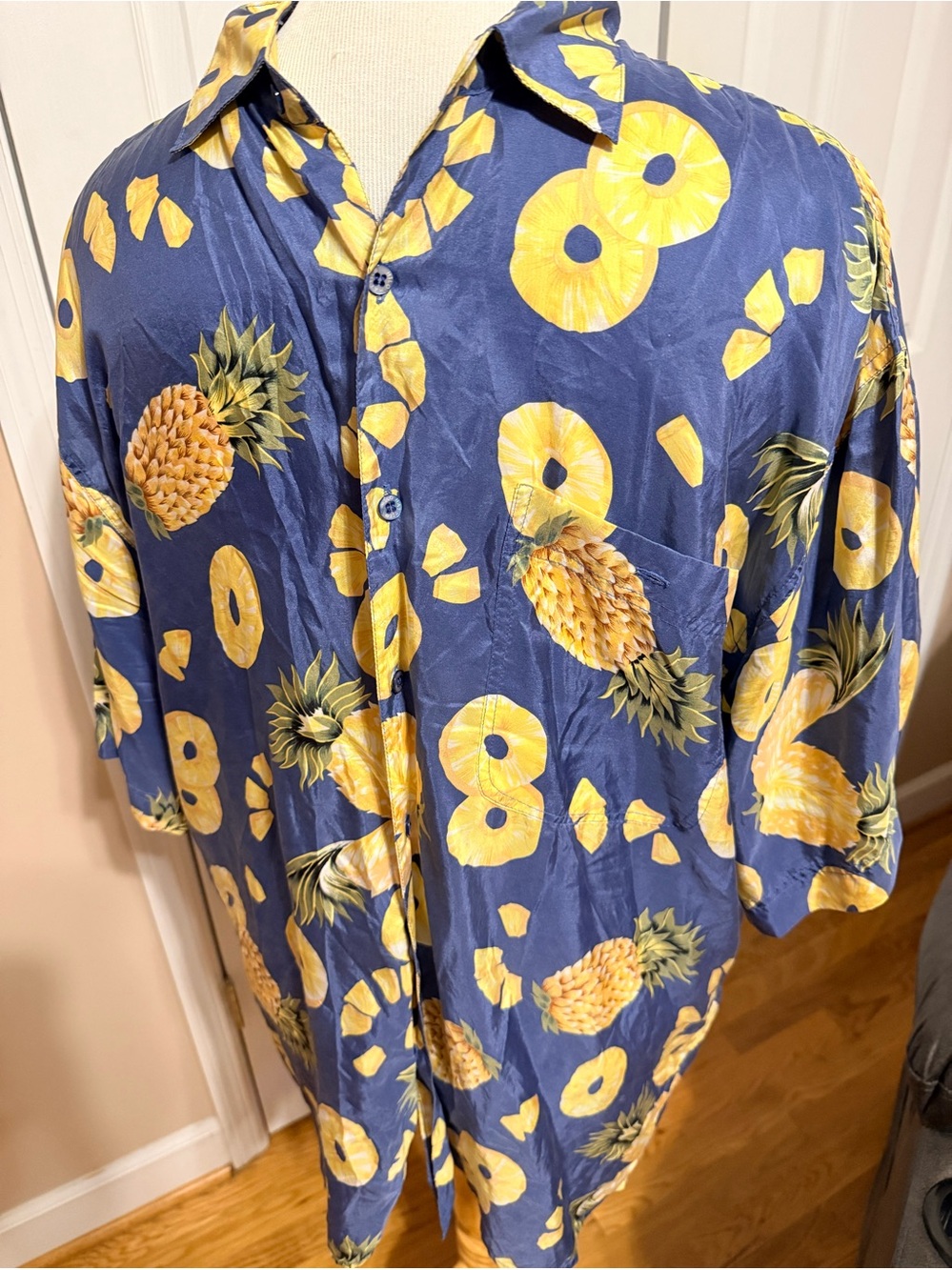 Hilo Hattie 100% Silk Men’s Hawaiian Shirt
